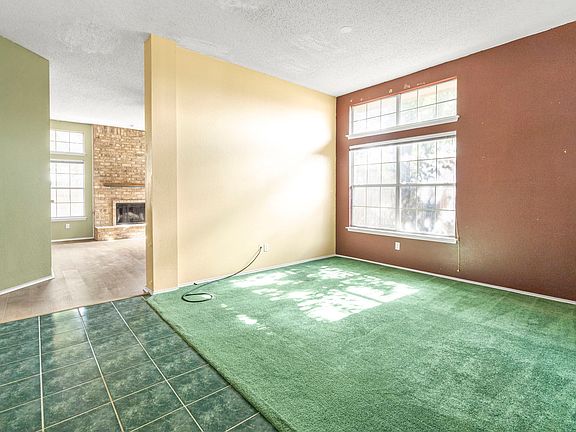 5th image of 810 Moore St