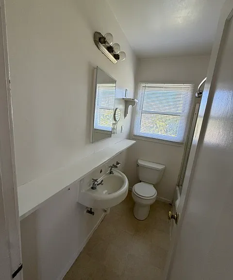 410 E Beach St — Photo 8