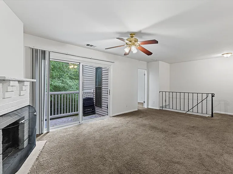 703 Camelback Ct — Photo 2