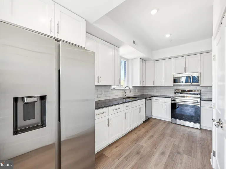 1350 N Front St #303 — Photo 2