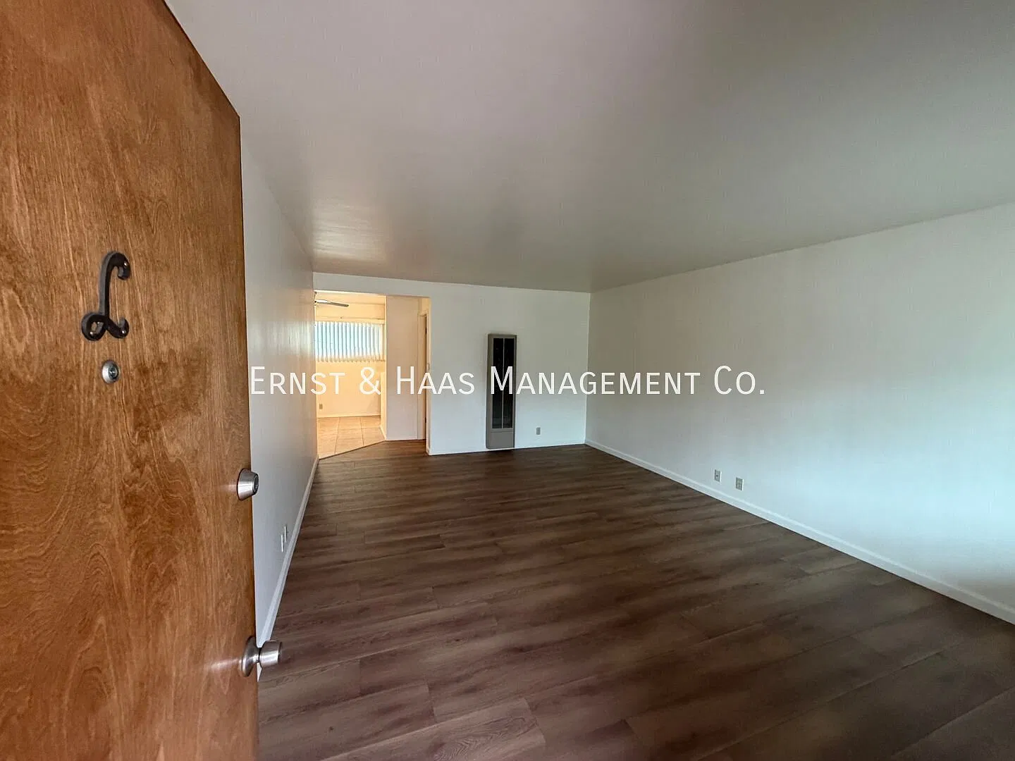 Beautifully Updated Apartment Just Steps From Downtown Long Beach! — Photo 3