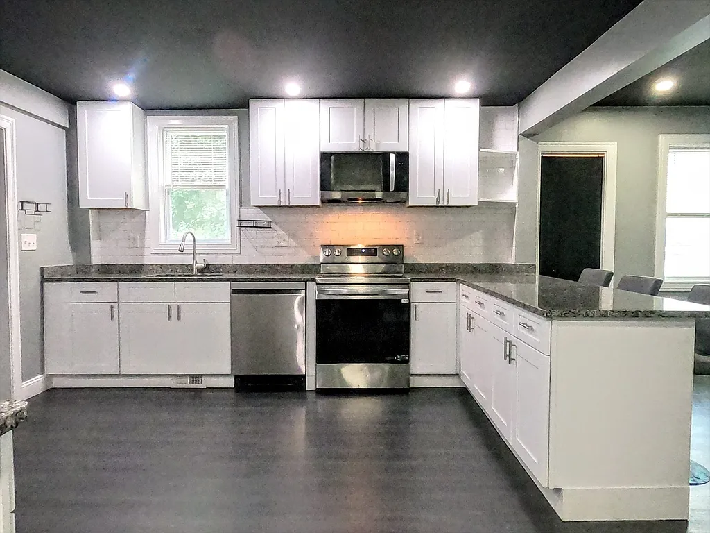 3 bed, 2.0 bath, 1800 sqft, $4,500 — Photo 3
