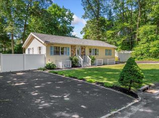 320 Locust Dr, Rocky Point, NY 11778