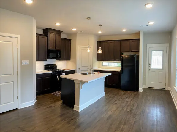 285 Woodland Hills Dr #A, Conroe, TX 77303