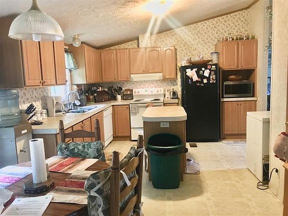 3rd image of 1281 White Pine Dr