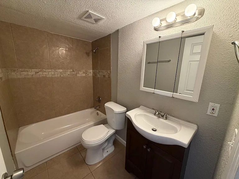 Twin Palms Apartments — Photo 12