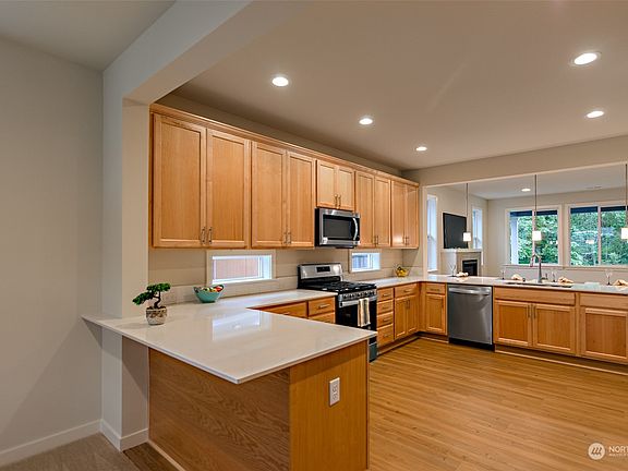 2nd image of 5530 Waldron Drive NE