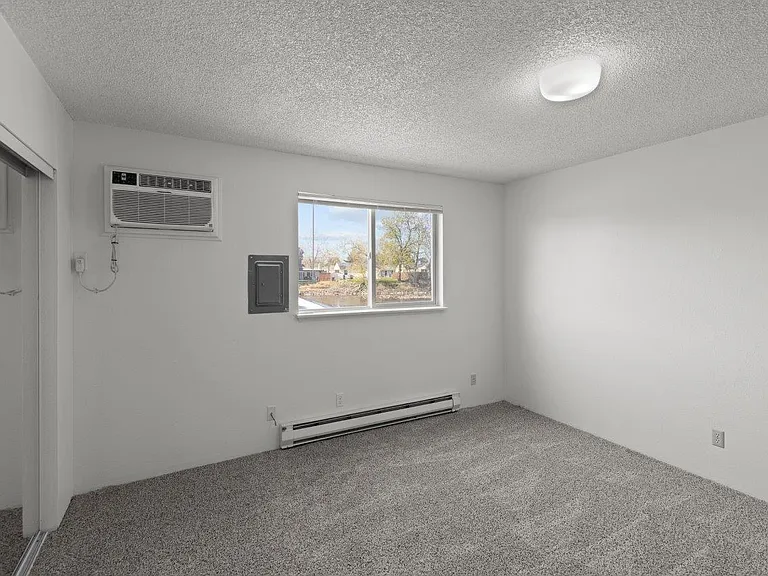 Creekside Apartments — Photo 14