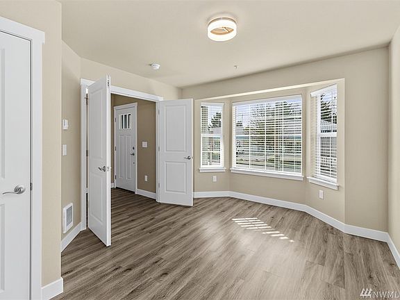 5th image of 209 Norpoint Way NE