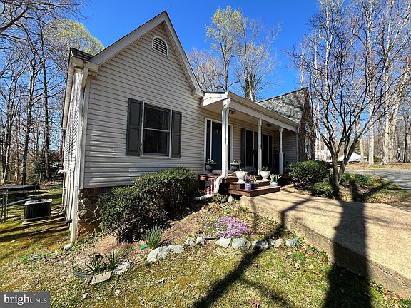 3rd image of 15 Berkshire Ln