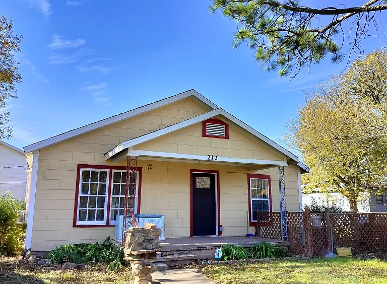 Exterior of 212 S Ave D, Olney, TX.