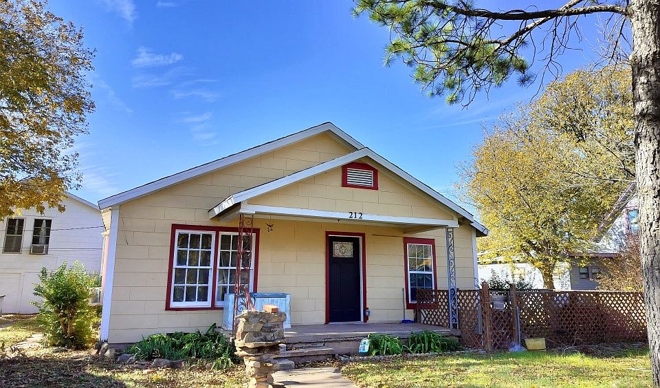 Exterior of 212 S Ave D, Olney, TX.
