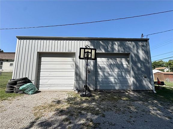 5th image of 805 W Main St