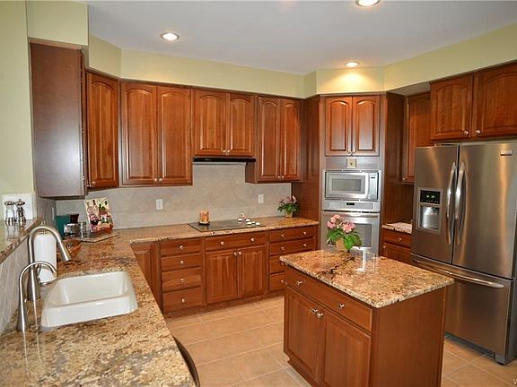 5th image of 129 Lord Byron Ln