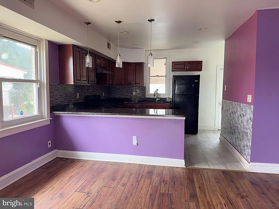 4th image of 7476 Oxford Ave