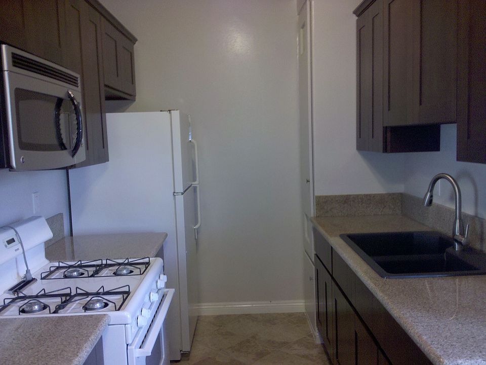 Kitchen W/ fridge, microwave & stove