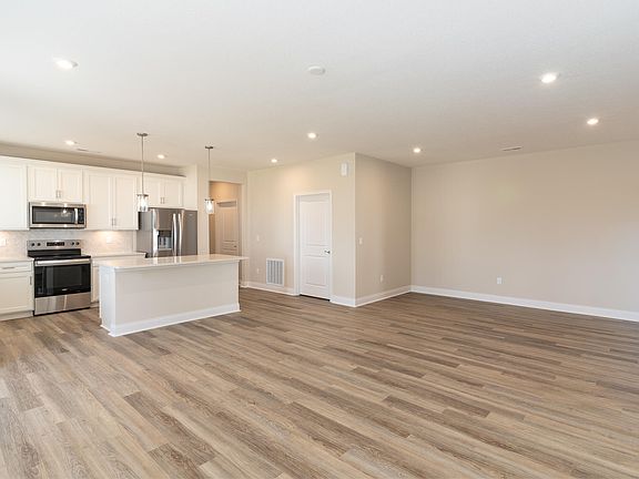 5th image of 701 Somerset Blvd