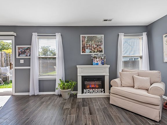 3rd image of 230 Wedgewood Cir