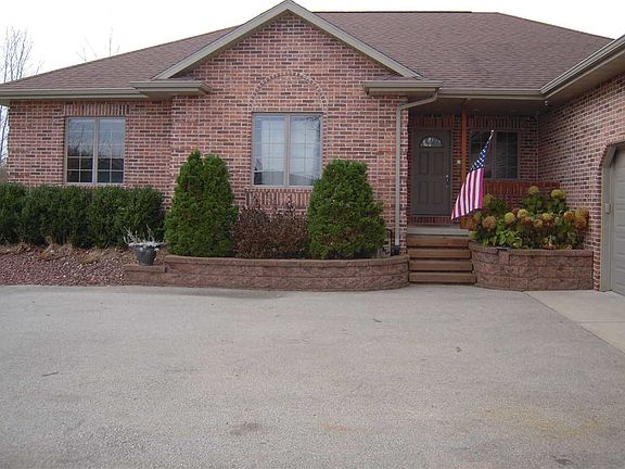 3rd image of 979 Creek Ct