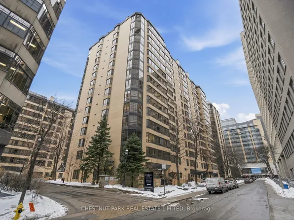 211 Saint Patrick St #1206, Toronto, ON M5T 2Y9