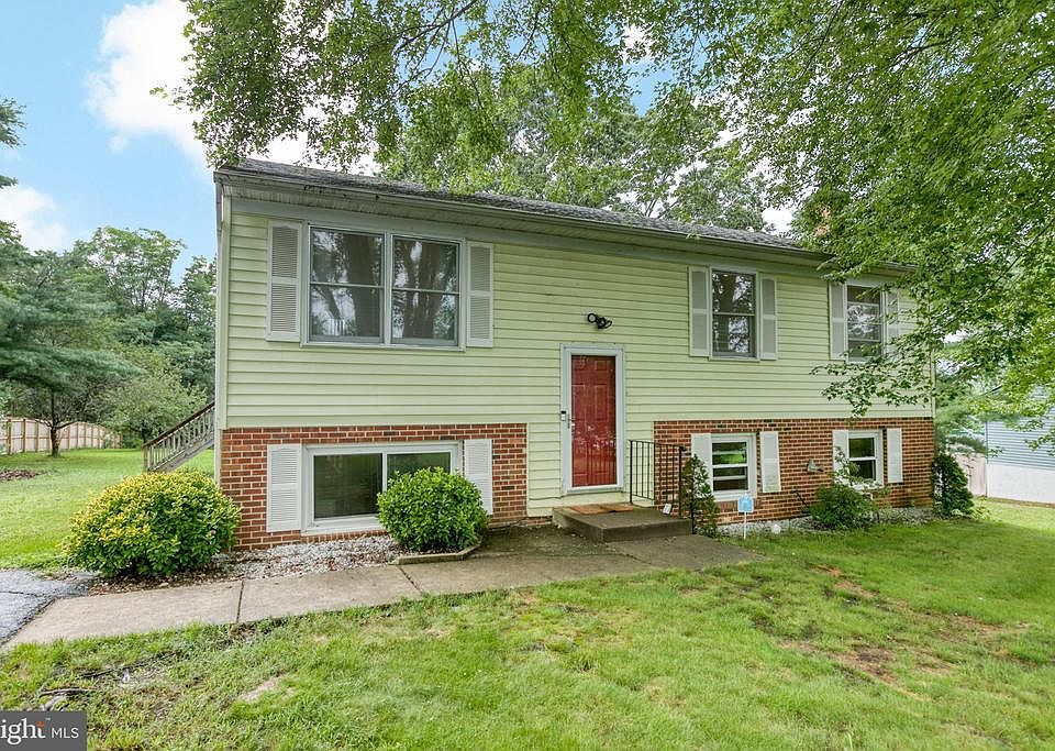 1st image of 10 Moss Dr