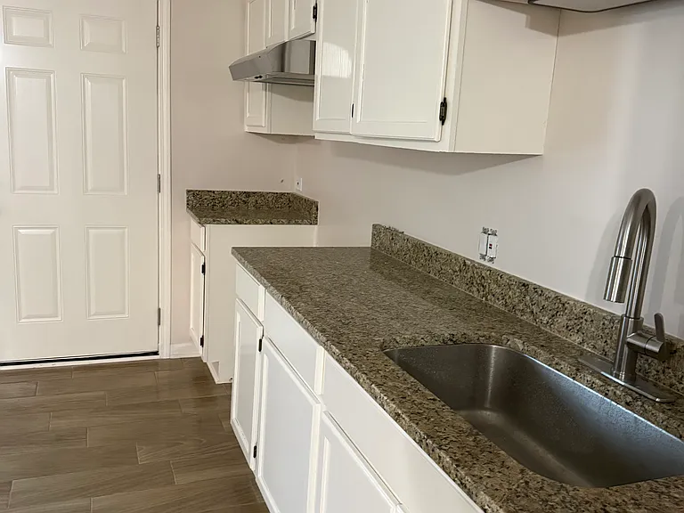 618 Hudson Ave — Photo 10