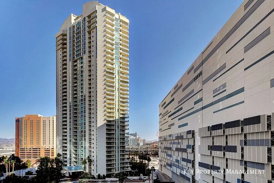 High Floor, Furnished Luxury Hi-Rise Tower Unit at the Prestigious Turnberry Place- Available Sho... — Photo 2