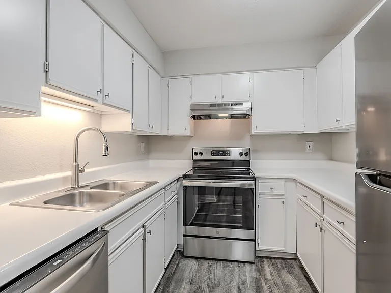 Castle Creek Apartments: Welcome Home to Comfort and Premier Living in Decatur, GA — Photo 15
