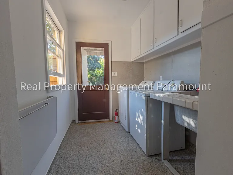 1929 N Berendo St — Photo 36