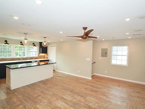 3rd image of 13 Flowerhill Pl Floor 2