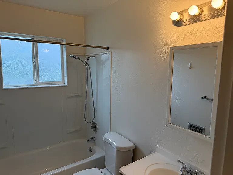 1409 SE Mall St #6 — Photo 10