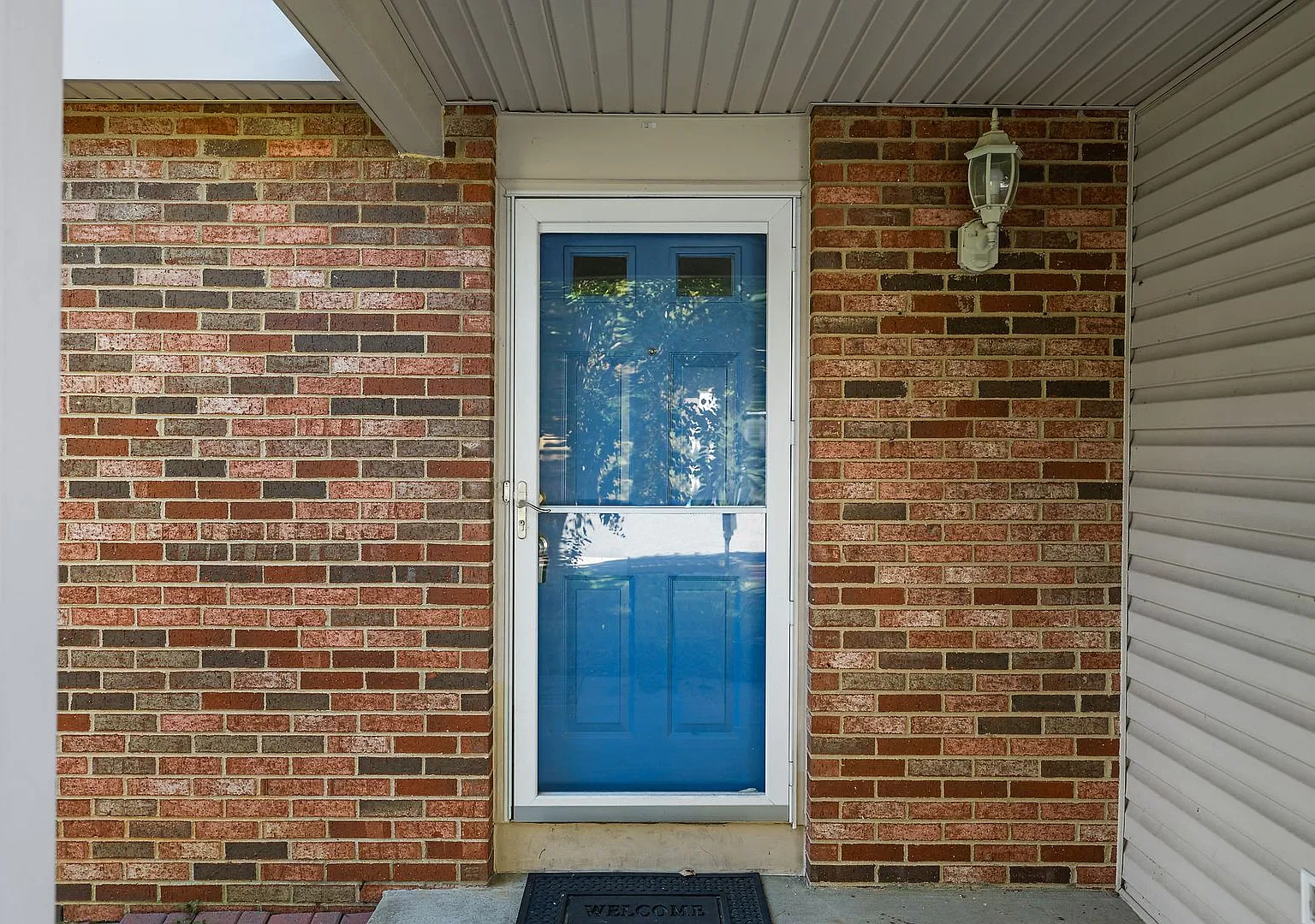 Sunlit Colonial with Fenced Backyard, Deck & Finished Basement in Newington Forest — Photo 4