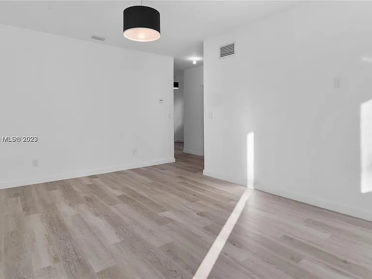 1561 Jefferson Ave #6 — Photo 2