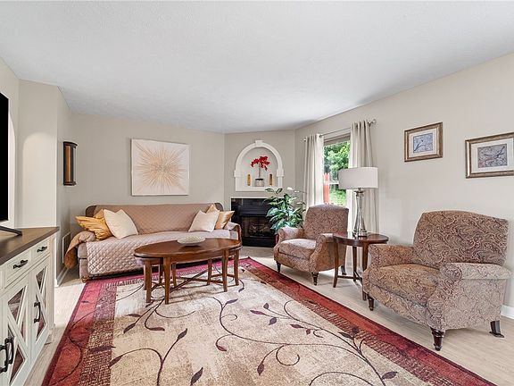 4th image of 1125 Arrowhead Dr