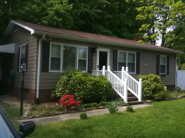 420 E Starmount Ave, Liberty, NC 27298