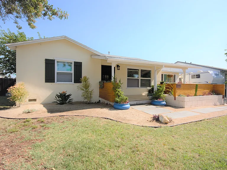 698 Patricia Ln — Photo 2