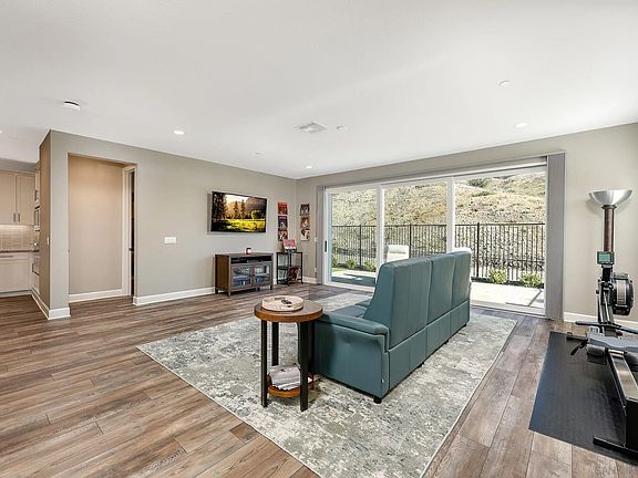 5th image of 893 Woodhaven Rd