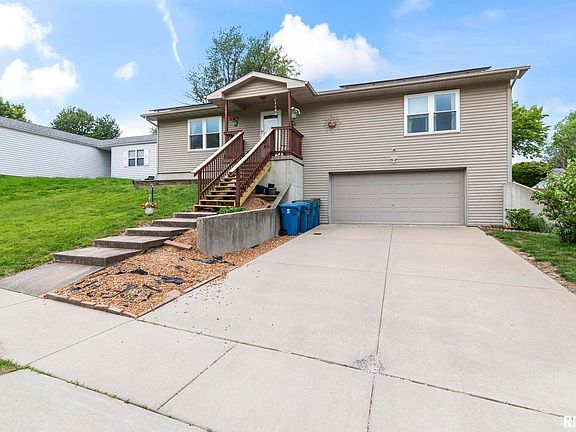 3rd image of 909 Helene St