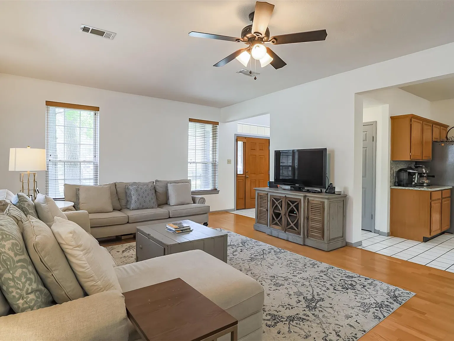 4 bed, 2.5 bath, 2012 sqft, $2,500 — Photo 4