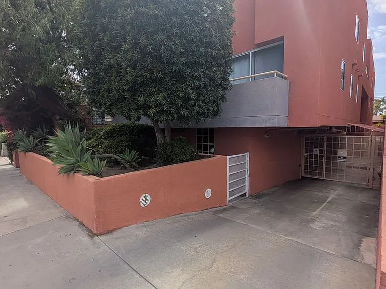 615 N Hayworth Ave — Photo 9