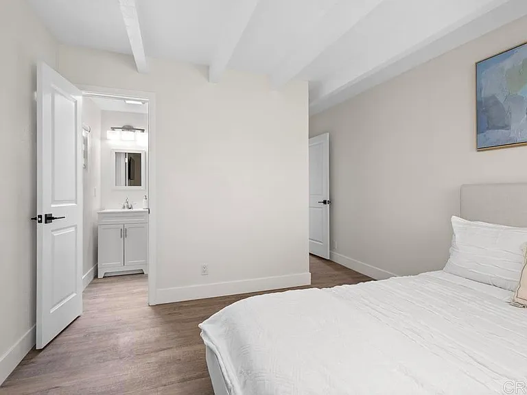 1114 E Division St — Photo 11