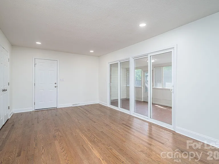 2020 Helen Dr — Photo 16