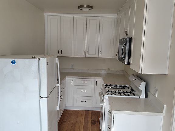 5th image of 922 1/2 N Hayworth Ave #922