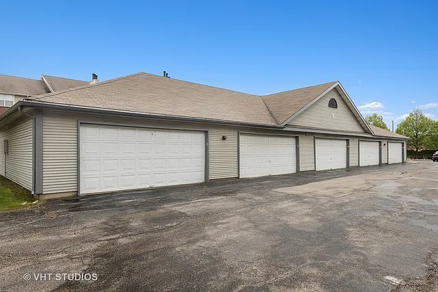 33 Kensington Cir #202 — Photo 2