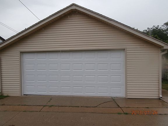 2nd image of 3240 Dora St
