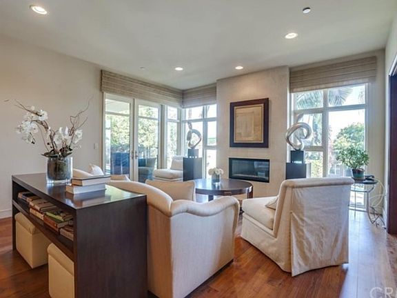 5th image of 447 N Doheny Dr APT 205