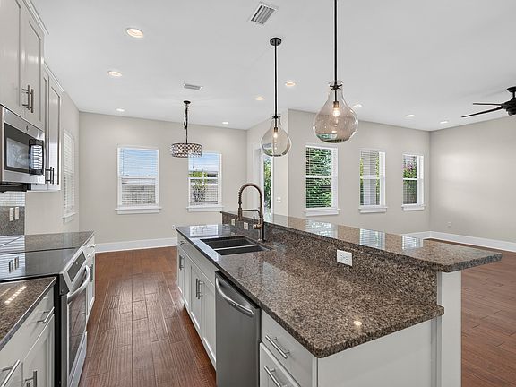 5th image of 233 Calusa Blvd