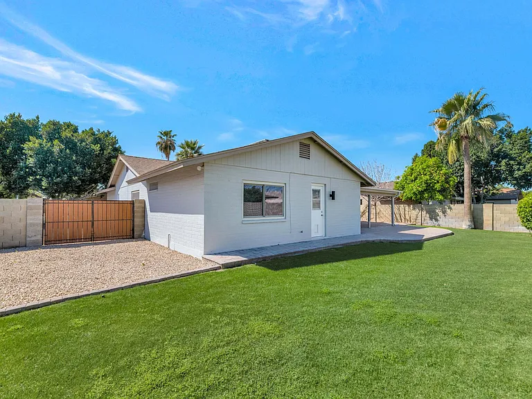 2116 E Laguna Dr — Photo 20