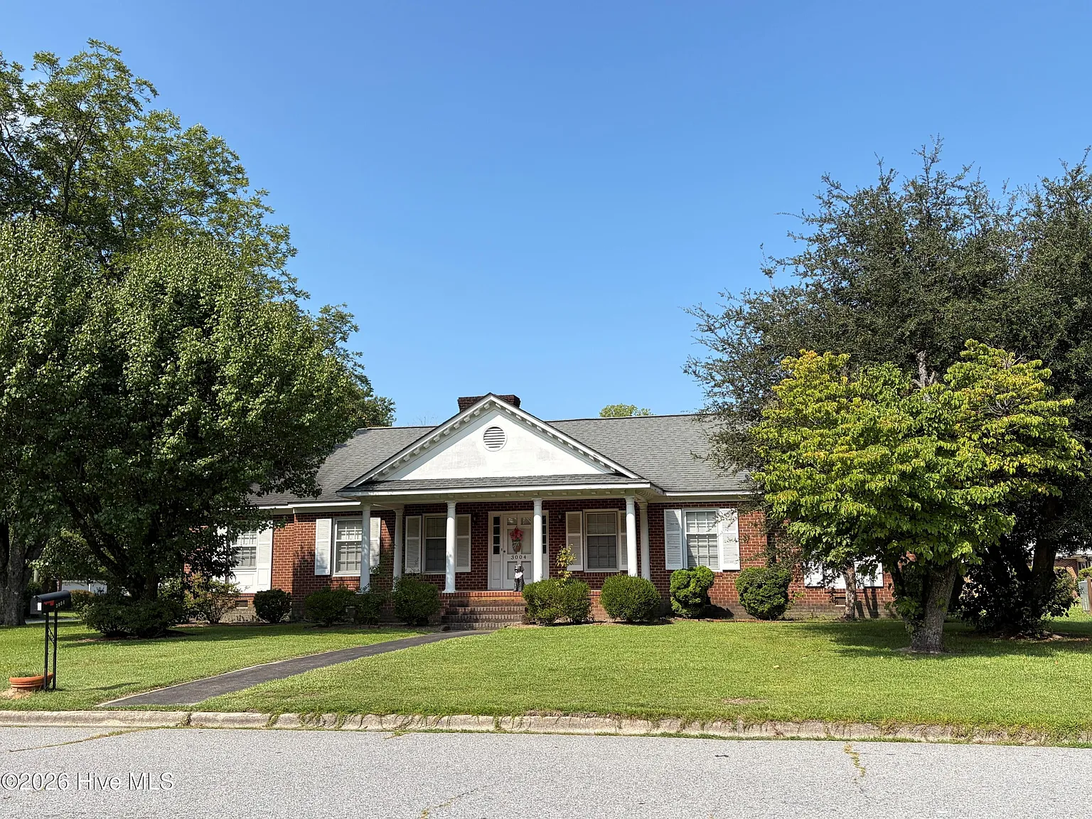3 bed, 2.0 bath, 2022 sqft, $2,100 — Photo 1