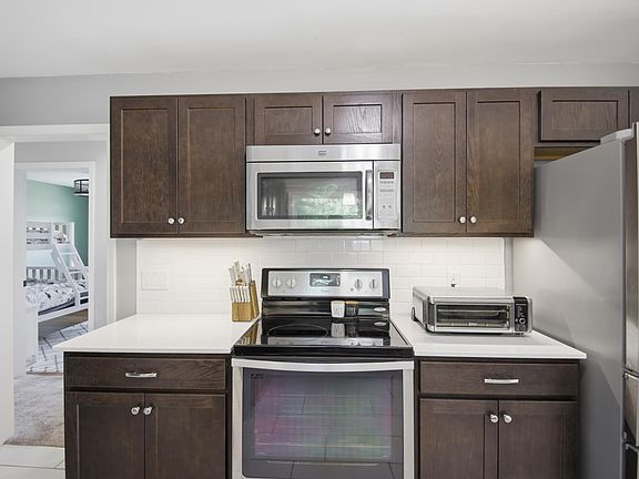 5th image of 408 6th Ave NE
